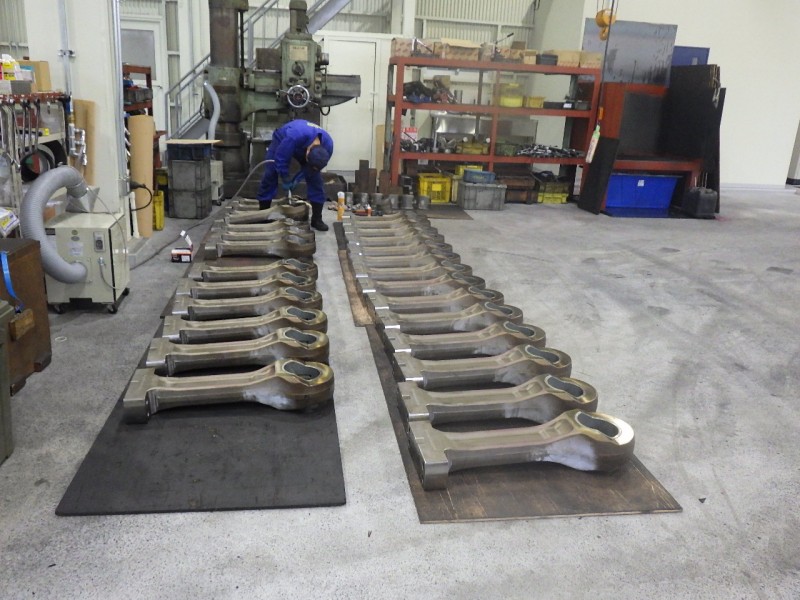 連接棒大型　Large connecting rod.