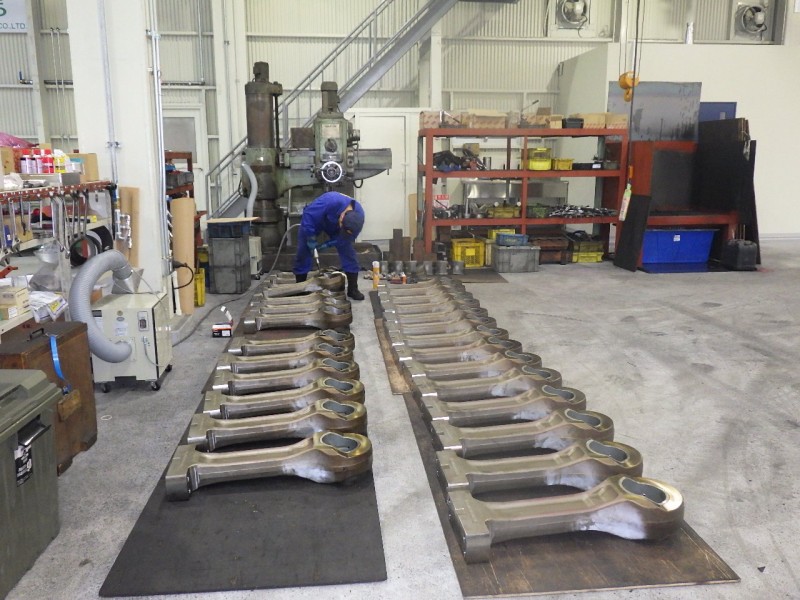 連接棒大型　Large connecting rod.